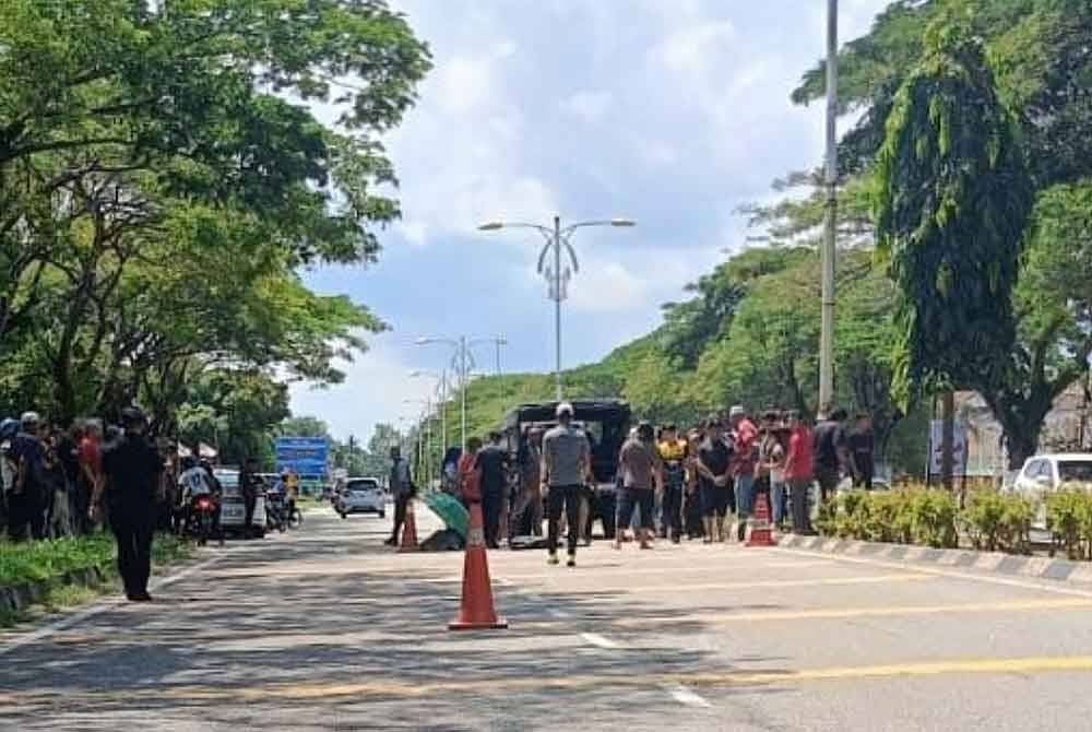 Keadaan di lokasi kemalangan melibatkan dua buah motosikal di Jalan Semarak, Kuala Terengganu.
