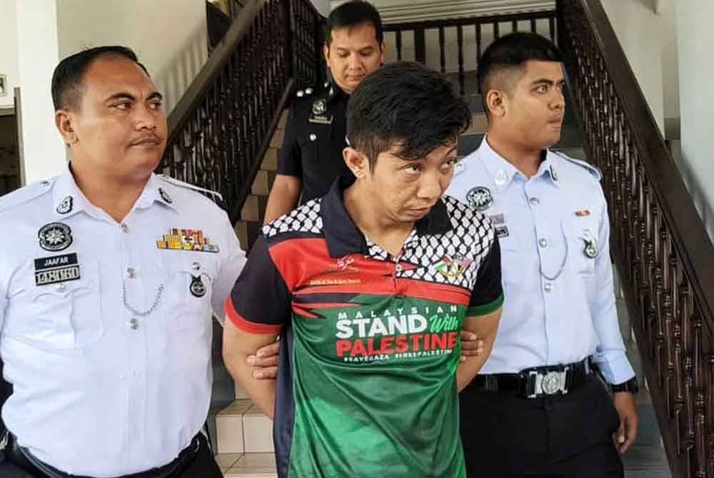 Umar Mokhtar (tengah) ketika dibawa keluar dari Mahkamah Majistret di sini, pada Rabu.