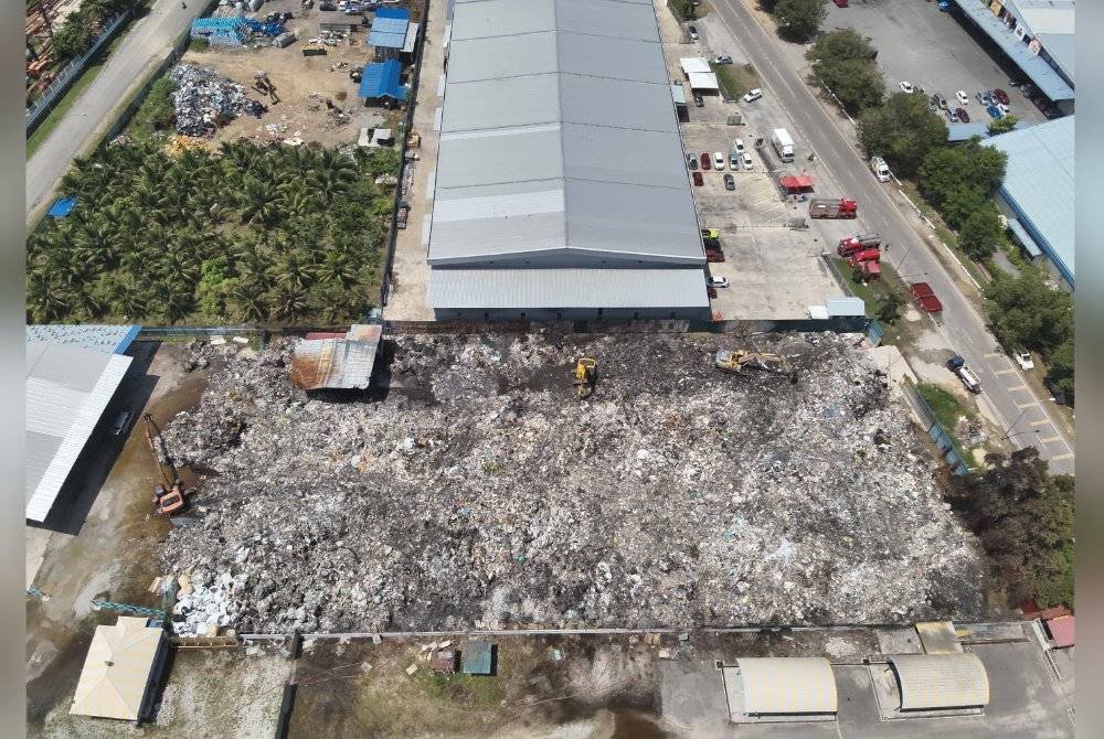 Kebakaran yang melibatkan kawasan seluas 0.48 hektar itu dipenuhi dengan bahan sisa pepejal seperti getah, PVC, plastik dan kain.