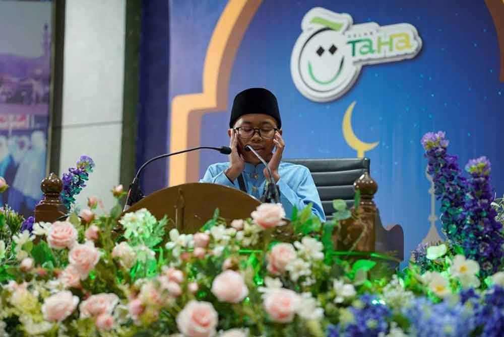 Salah seorang peserta Musabaqah Kelab TaHa mempersembahkan alunan bacaan al-Quran.