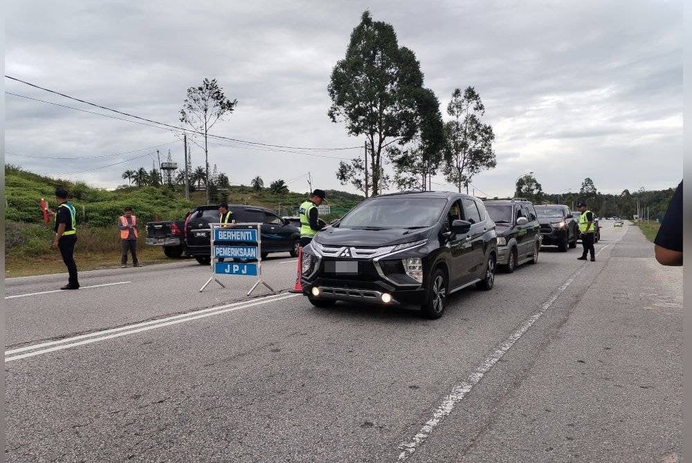 JPJ melakukan sekatan jalan bagi mengesan kenderaan perdagangan yang melakukan kesalahan.