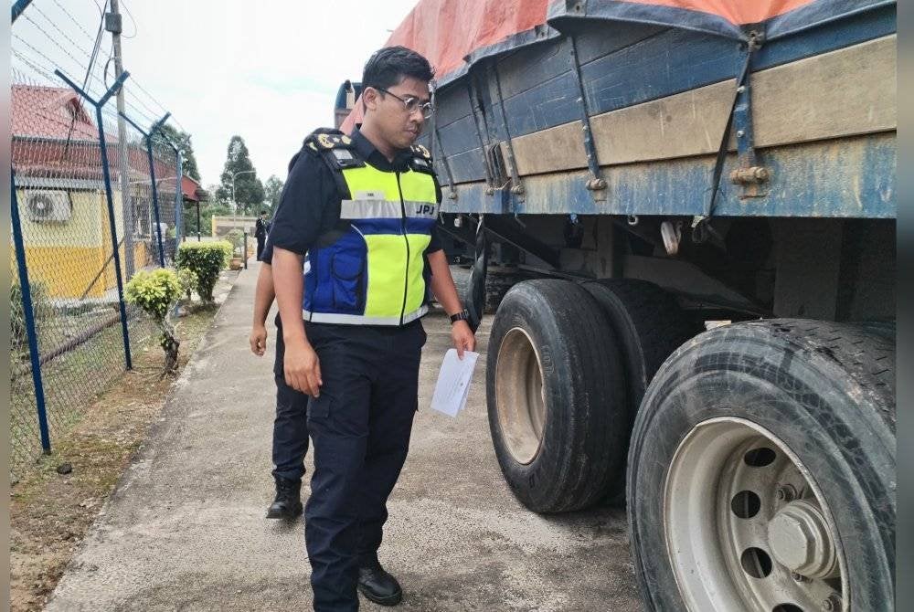 Zamri menunjukkan antara kenderaan perdagangan yang diperiksa dalam operasi khas di Stesen Penguatkuasa Air Sejuk di Setiu.