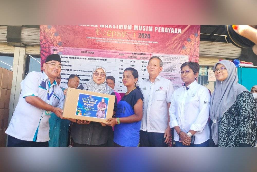 Fuziah (enam dari kanan) ketika penyerahan sumbangan Bakul Rahmah Deepavali kepada penerima terpilih pada Rabu.