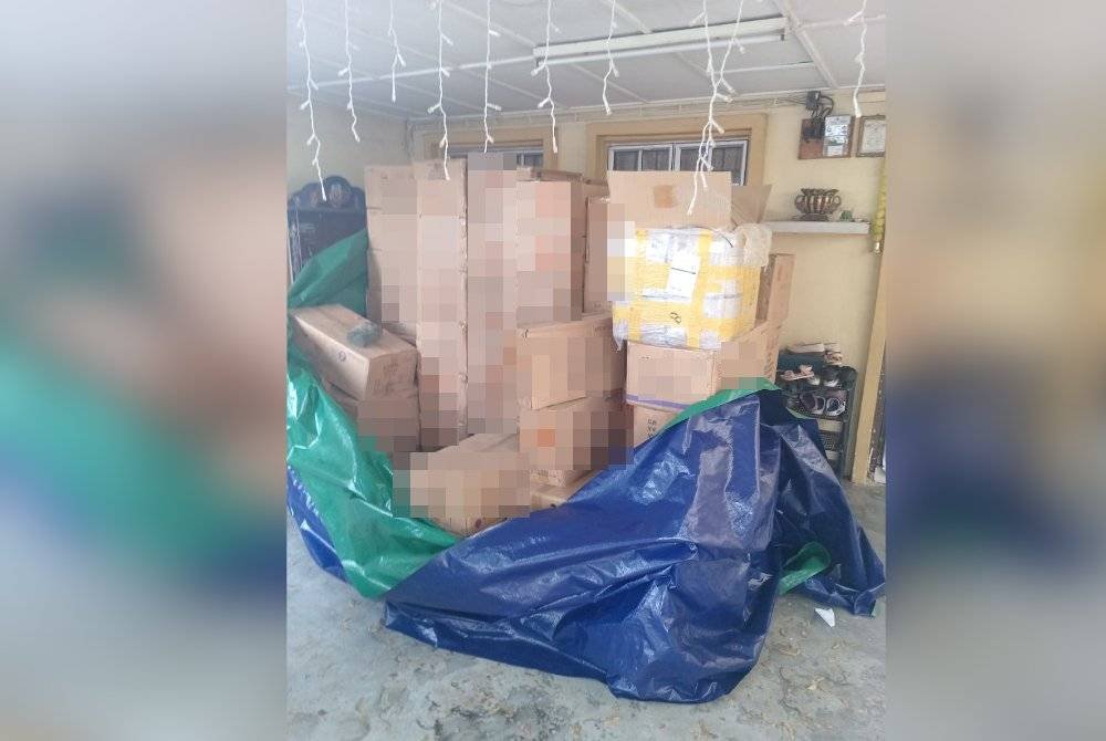 Antara kotak berisi mercun dirampas dalam serbuan di sebuah kediaman di Saujana Damansara pada Selasa.