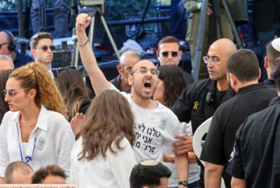 Seorang lelaki menjerit sejurus Netanyahu memberikan ucapan. Foto Agensi