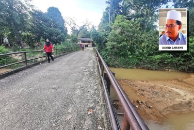 Keadaan pasir yang memenuhi laluan sungai menyebabkan permukaan menjadi cetek dan mudah dinaiki air. (Gambar kecil: Zawawi)
