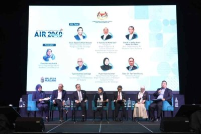Adam Saffian (kanan) semasa Majlis Peluncuran Pelan Hala Tuju Transformasi AIR 2040 (AIR 2040) yang dianjurkan oleh Kementerian Peralihan Tenaga dan Transformasi Air (PETRA) di Malaysia International Trade and Exhibition Centre (MITEC), Kuala Lumpur baru-baru ini.