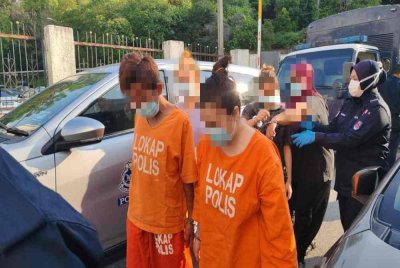 Suspek wanita (kanan,depan ) di bawa ke Mahkamah Majistret Johor Bahru pada Rabu untuk disambung reman kes culik seorang ahli perniagaan dan minta wang tebusan RM20 juta pada 13 Oktober lalu.