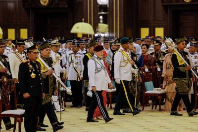 Sultan Ibrahim dan Raja Zarith Sofiah berangkat menghadiri Istiadat Pengurniaan Darjah Kepahlawanan Pasukan Polis dan Pingat Keberanian (DKPP) Tahun 2024 di Balairung Seri, Istana Negara pada Rabu. Foto Bernama