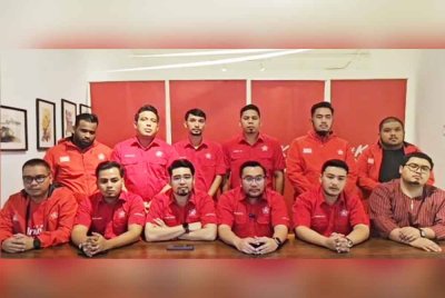 Pengumuman itu mengundang tanda tanya bukan sahaja daripada perwakilan Armada, tetapi juga ahli-ahli Bersatu dan seluruh rakyat di negara ini.