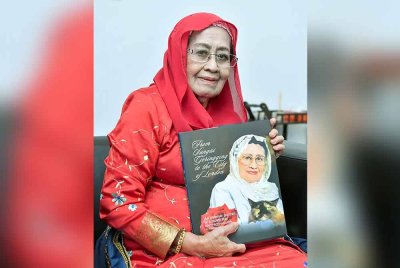Rosnani menunjukkan Buku Biografi 'From Sungai Geringging to City of London' Datuk Rosnani Jamil versi bahasa Inggeris yang dilancarkan di Pustaka Raja Tun Uda, Seksyen 13, Shah Alam pada Selasa. Foto Bernama