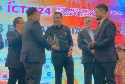 Asyraf Wajdi (tengah) beramah mesra dengan peserta pada Majlis Penutupan International Conference On Teacher Education 2024 yang diadakan di Hotel Grand Riverview, Kota Bharu pada Rabu.