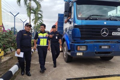 Zamri (tengah) memeriksaan kenderaan dalam operasi khas kenderaan perdagangan di Stesen Penguatkuasa Air Sejuk di Setiu.