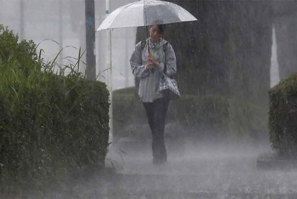 MetMalaysia meramalkan ribut petir, hujan lebat dan angin kencang melanda 11 negeri dan ibu negara hingga pukul 7 malam ini. Foto hiasan