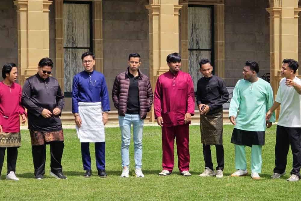 Ramai yang terpukau dengan keunikan baju Melayu yang dipakai pelajar terbabit.