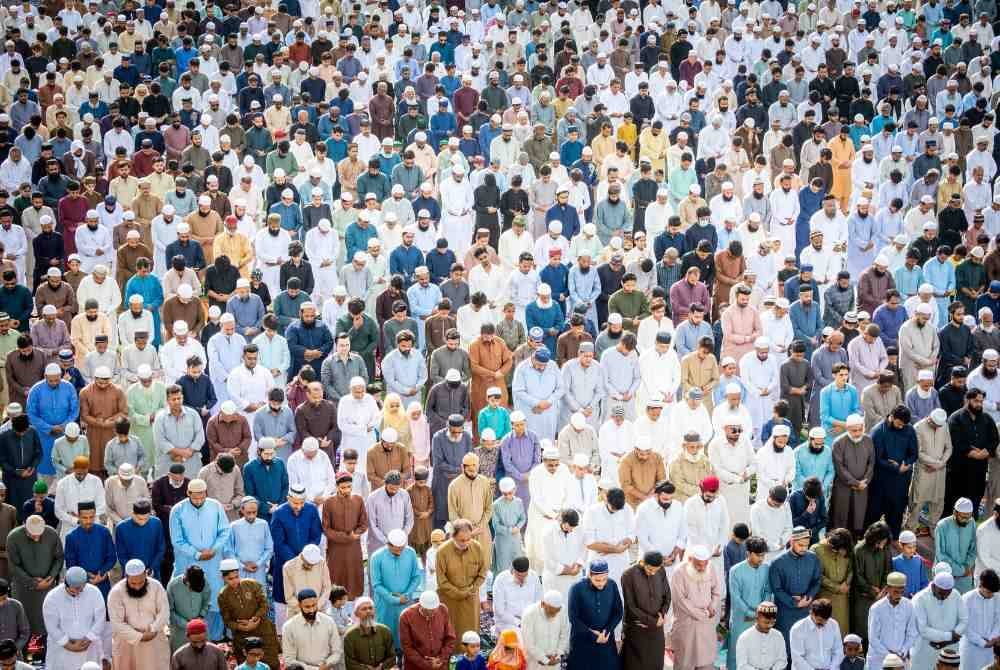 TUTUPLAH aurat dengan sempurna sebelum mula mendirikan solat kerana ia merupakan antara syarat sah sembahyang. -Foto: CANVA