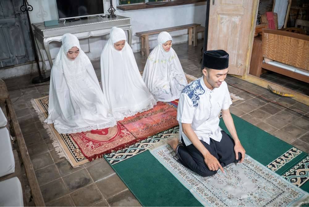 MESKIPUN ramai yang tahu tentang kewajiban solat dan sudah mendirikannya, tetapi usahlah kita melaksanakannya sekadar melepaskan batuk di tangga kerana Rukun Islam kedua itu perlu didirikan dengan sempurna. -Foto: CANVA