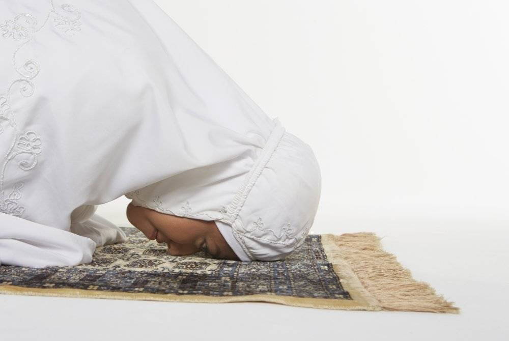 PERLU diberi perhatian agar tidak sujud di atas telekung sendiri dan tidak juga telekung atau kopiah menutupi dahi ketika sujud. Foto CANVA