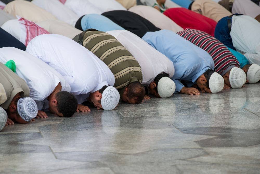 SUJUD merupakan salah satu rukun solat dan jika tidak sah sujud, maka solat yang dilaksanakan boleh terbatal. Foto CANVA