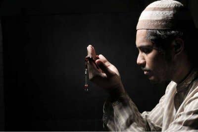 SELEPAS menunaikan solat, jangan sesekali meninggalkan tikar sejadah hinggalah selesai berdoa. -Foto: CANVA