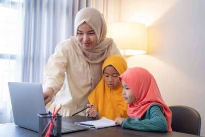 MESKIPUN tiada masalah menjadikan Google sebagai rujukan untuk mendapatkan ilmu agama, setiap individu perlu bijak memilih sumber dipercayai dan rujukan ulama berautoriti memandangkan tidak semua maklumat tersebut tepat serta sahih. -Foto: CANVA