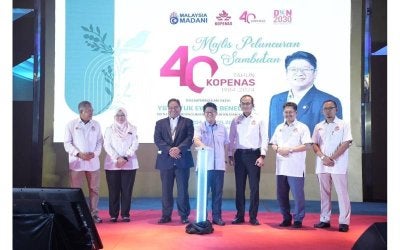 Pengerusi KOPENAS, Jumat Mat Lani (tiga dari kiri) mengiringi Menteri Pembangunan Usahawan dan Koperasi, Ewon Benedick merasmikan pelancaran 40 tahun Kopenas di Kuantan, Pahang.