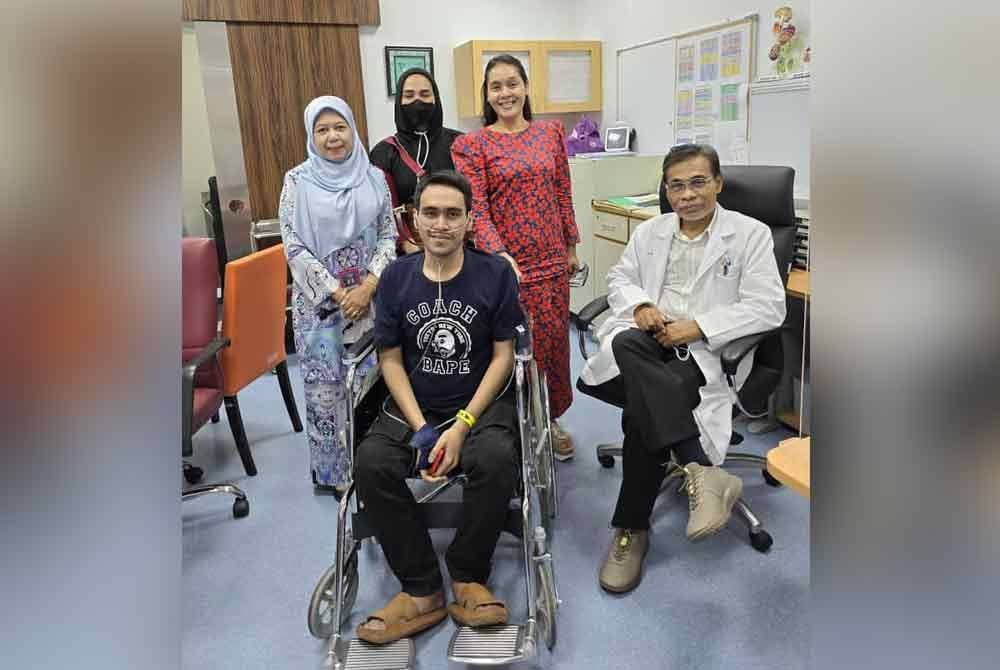 Nabil Fikri bersama doktor penyelia dan ahli keluarganya.