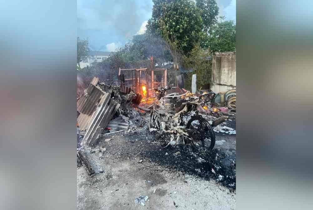 Dalam kejadian pada jam kira-kira 6.30 pagi itu, sebanyak 11 buah motosikal musnah.