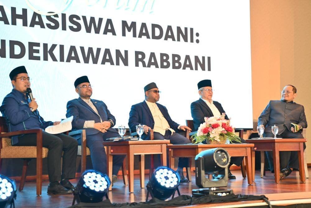 HASANUDDIN (dua dari kanan) ketika menjadi ahli panel pada forum program Karisma Antarabangsa Mahasiswa Madani. 