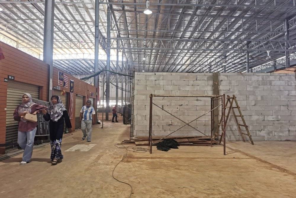 Keadaan pembinaan dua lot kedai makan yang bermula sejak empat hari lalu.