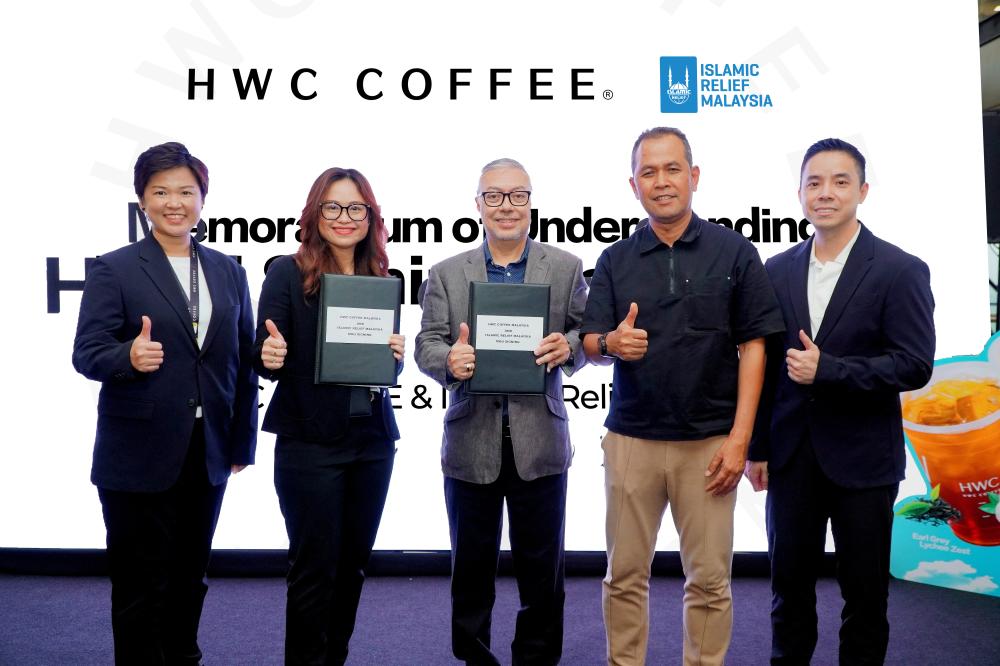 Majlis tersebut dihadiri oleh COO HWC Coffee Malaysia Penny Chan (kiri) bersama CEO of HWC Coffee Malaysia Zenda Ng, Chairman of the Board of Trustees Islamic Relief Malaysia Dato' Sri Syed Saleh Syed Abdul Rahman, 4th Presiden Ansara Malaysia AR. NOOR AZIZEE ABD AZIZ dan CMO HWC Coffee Malaysia Edmund Lai di Memorandum Persefahaman menandatangani HWC Coffee Malaysia dengan Islamic Relief Malaysia (IRM) yang berlangsung di cawangan HWC Coffee di Cyberjaya.

