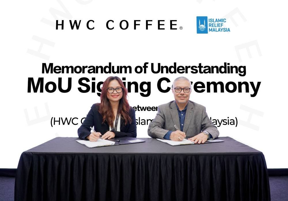 HWC Coffee Malaysia Zenda Ng, Chairman of the Board of Trustees Islamic Relief Malaysia Dato' Sri Syed Saleh Syed Abdul Rahman mendatangani Memorandum Persefahaman HWC Coffee Malaysia dengan Islamic Relief Malaysia (IRM) yang berlangsung di cawangan HWC Coffee di Cyberjaya.
