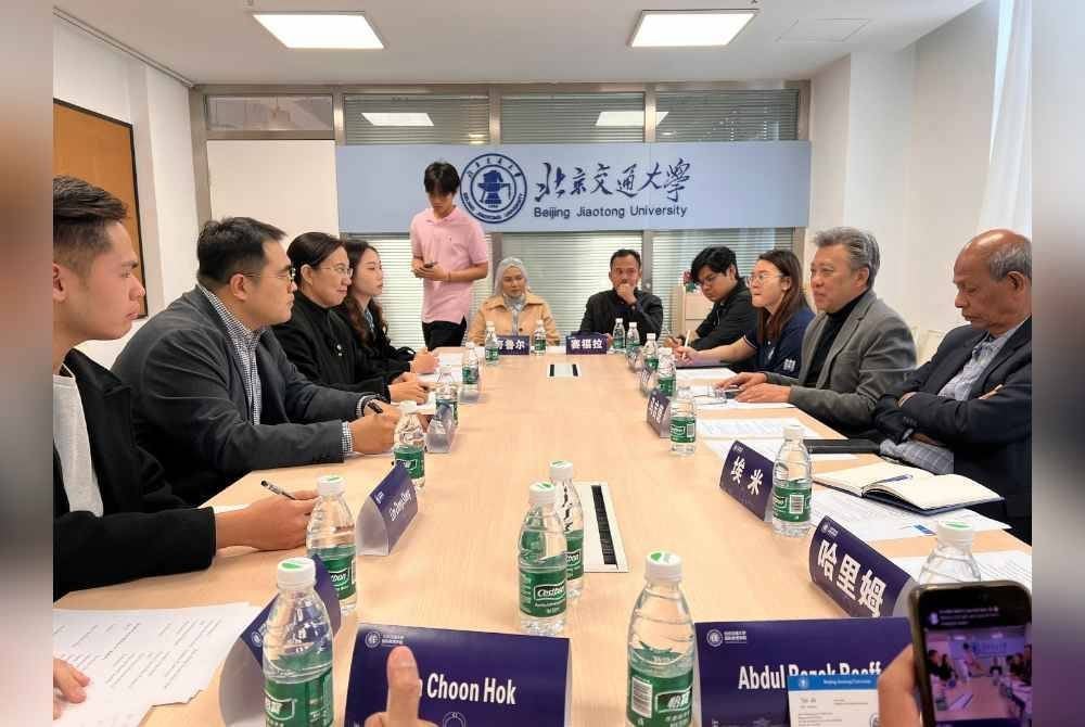 Delegasi Malaysia turut bertukar-tukar pandangan bersama wakil Beijing Jiaotong University, Beijing.