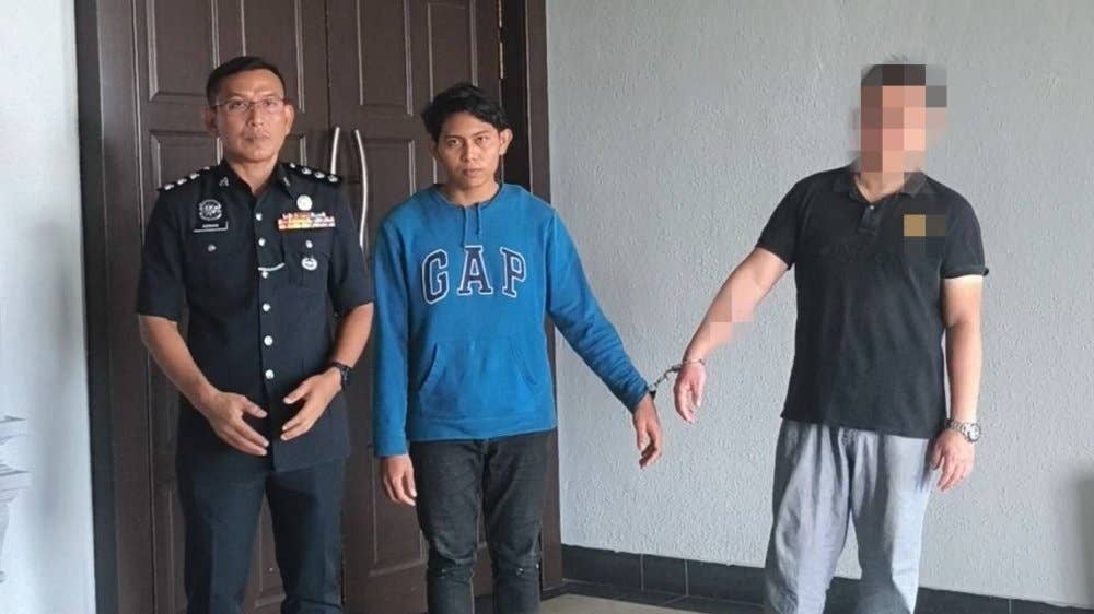 Muhammad Wan Azhar (tengah) dibawa ke Mahkamah Sesyen Kuala Lumpur pada Jumaat, bagi menghadapi dua pertuduhan mencuri kereta dan cubaan membunuh rakan kongsi pemilik kereta sewa, minggu lalu.