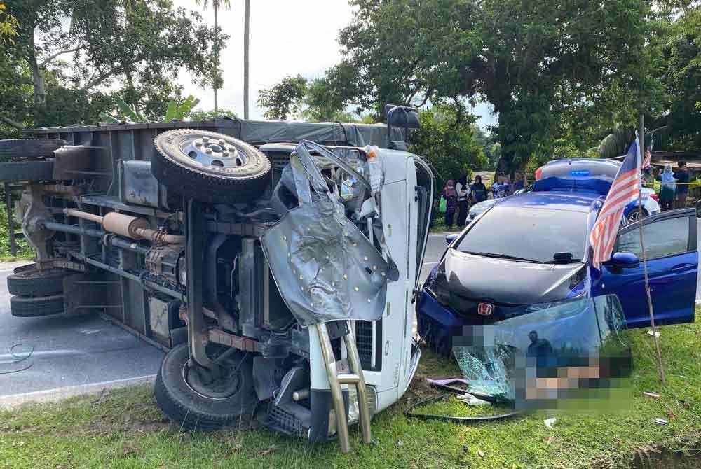Keadaan Honda Jazz dan sebuah lori yang terlibat kemalangan di Jalan Kampung Panchur Kuin dekat Padang Kemunting, Batu Rakit, di Kuala Nerus pada Jumaat.