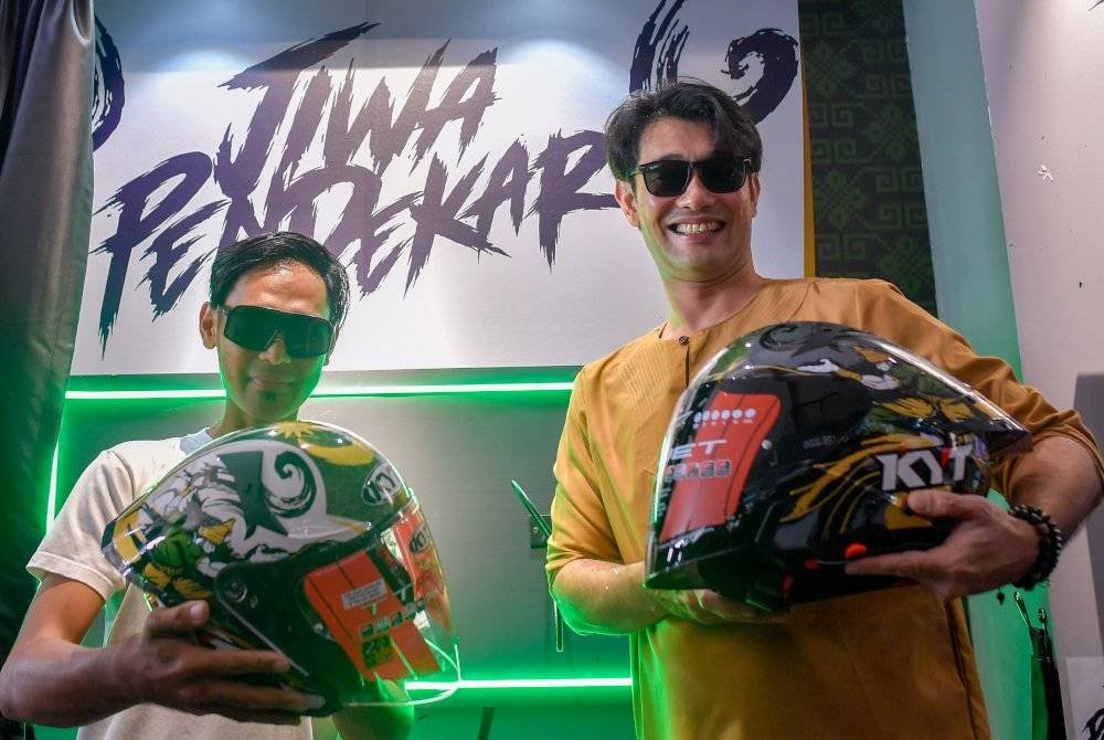 Pelakon, Farid Kamil (kanan) bersama Gabit menunjukkan helmet KYT TTR pada Pelancaran Helmet KYT TTR Jet Pendekar di Petronas Sepang International Circuit pada Jumaat. Foto Bernama