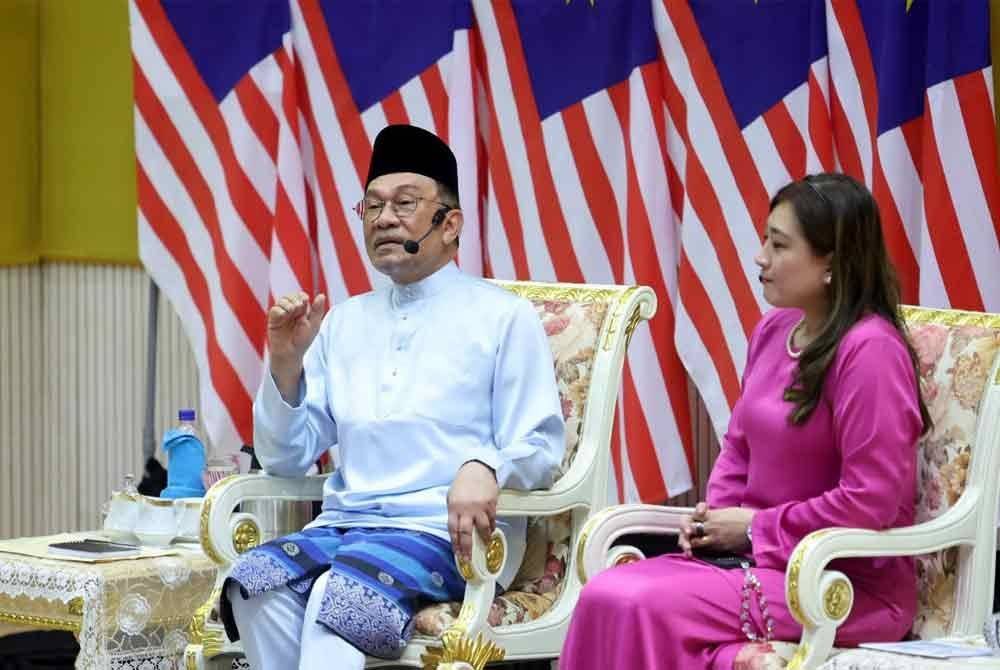 Anwar bercakap pada Program Temu Anwar di Universiti Pertahanan Nasional Malaysia (UPNM) hari ini. Foto Bernama