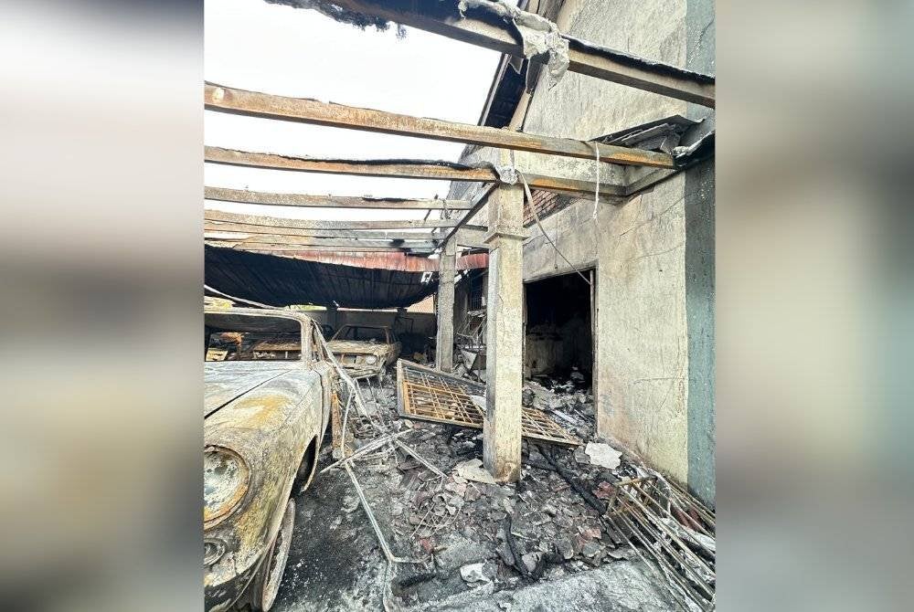 Seorang wanita warga tempatan mengalami kerugian kira-kira RM510,000 selepas rumahnya terbakar dipercayai akibat perbuatan khianat. Foto IPD Kulai