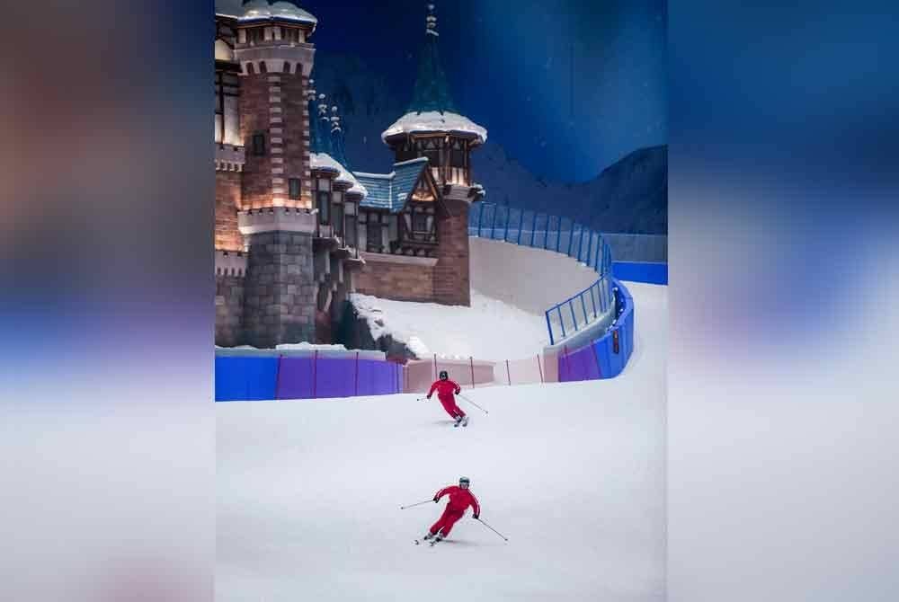 Pengunjung seronok bermain ski.