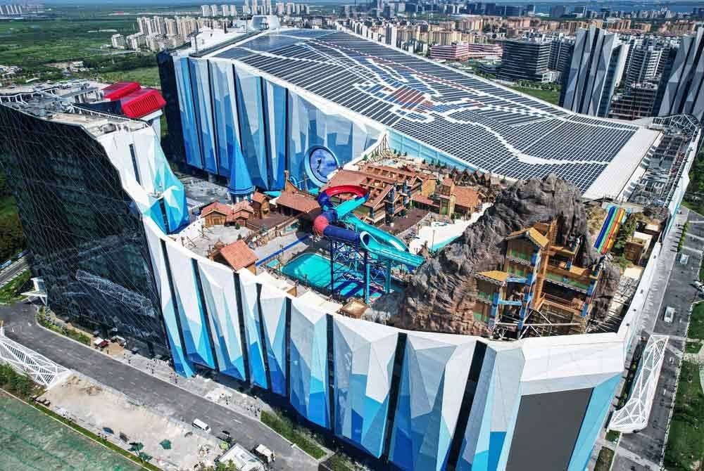 Kompleks gergasi itu mula dibuka kepada pengunjung pada September lalu.