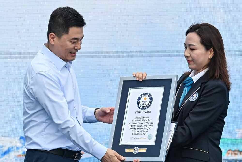 Pengurus Besar Shanghai Yaoxue Real Estate menerima sijil Rekod Dunia Guinness.