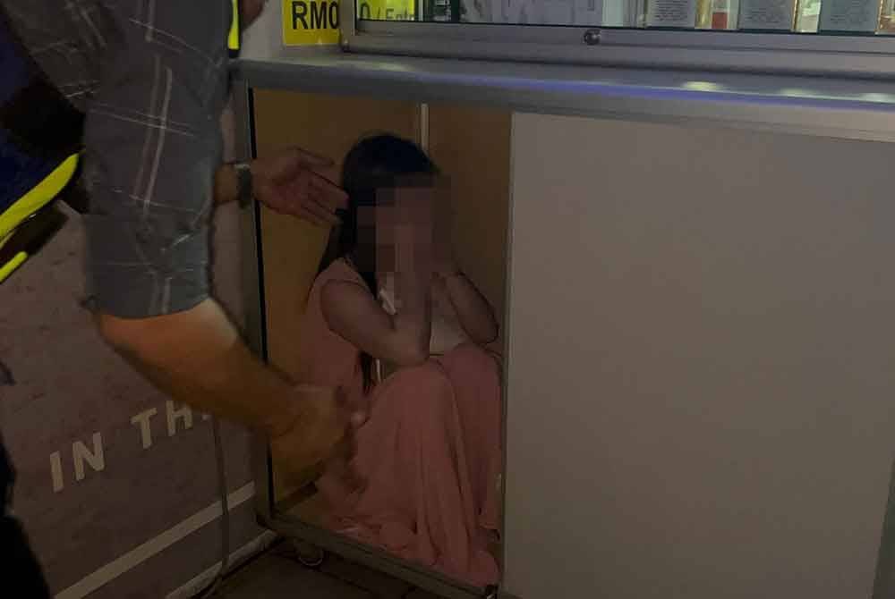 Ada yang cuba bersembunyi bagi elak ditahan polis dalam serbuan pusat hiburan di Jalan Pasar Baharu Pudu, pada Jumaat.