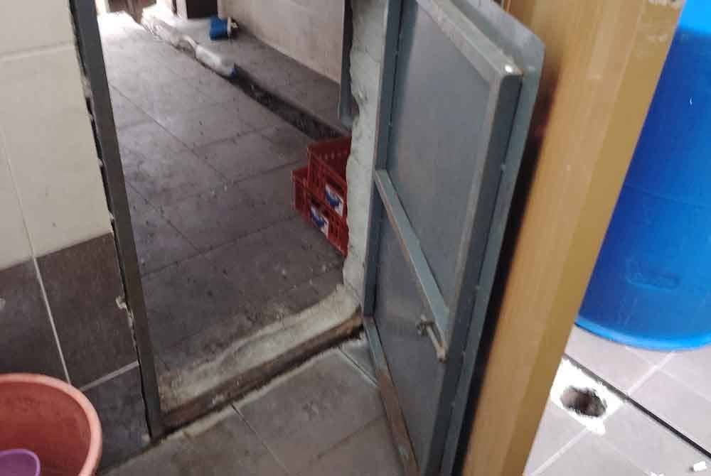 Dinding tandas yang diubah suai dengan pintu kecil sebagai laluan bagi melarikan diri.