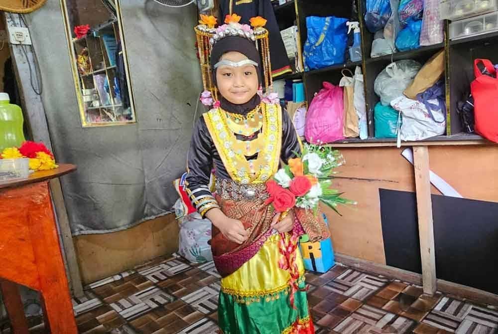 Roslinah menyediakan dan menyewakan pakaian tradisional etnik Bisaya kepada kanak-kanak.