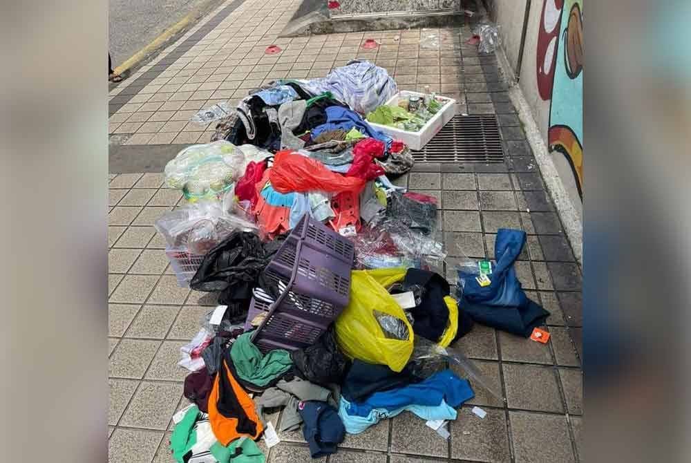 Barang jualan yang dibiarkan bertaburan dikaki lima Jalan Silang.