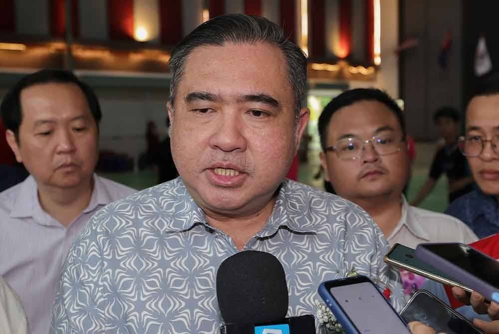 Anthony Loke bercakap kepada pemberita selepas hadir pada Majlis Perasmian Pecah Tanah Bangunan Serbaguna Sekolah Menengah Persendirian Pei Hwa, pada Sabtu. Foto Bernama