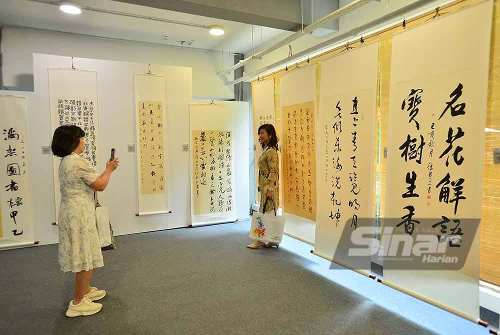 Orang ramai hadir ke Karnival Kaligrafi Dunia 2024 menyaksikan pameran di Perbananan Kemajuan Kraftangan Malaysia pada Sabtu. FOTO SINAR HARIAN/ ASRIL ASWANDI SHUKOR.