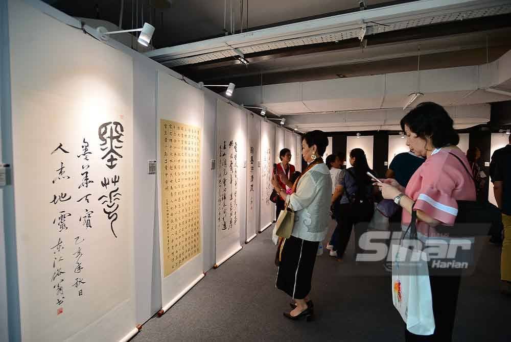 Orang ramai hadir ke Karnival Kaligrafi Dunia 2024 menyaksikan pameran di Perbananan Kemajuan Kraftangan Malaysia pada Sabtu. FOTO SINAR HARIAN/ ASRIL ASWANDI SHUKOR.