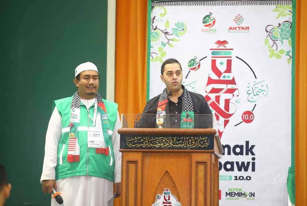 Dr Asyraf Iwadh (kanan) ketika berucap pada Program Ijtimak Tarbawi pada Sabtu