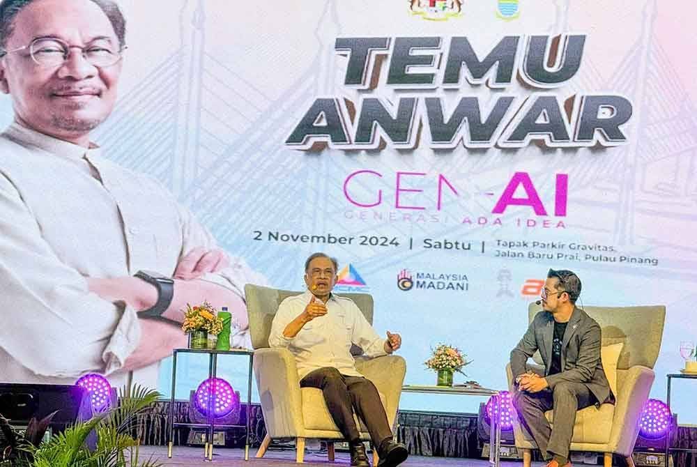 Anwar sedang menjawab soalan daripada mahasiswa dalam Program Temu Anwar di Karnival GEN-AI pada Sabtu.
